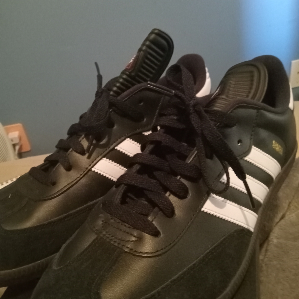 Tennis shoes